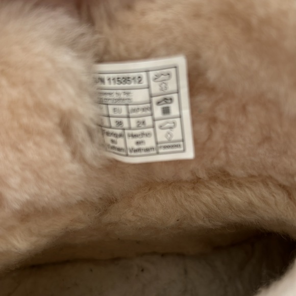 Women’s Uggs - Picture 4 of 6